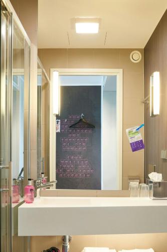 Habitación Familiar Moxyfied Sleeper más amplia con vistas a la ciudad del hotel Moxy Milan Linate Airport. Foto 5