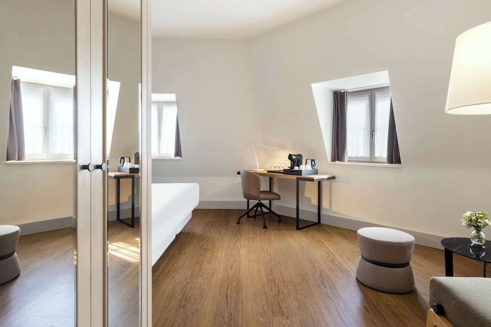 Suite junior (Extra Bed 2 Adults + 1 Child) del hotel NH Brussels Carrefour de l'Europe. Foto 2