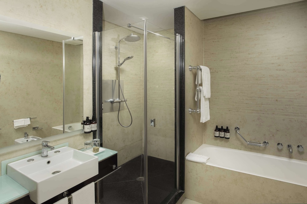 Habitación Premium, vistas al mar del hotel Nh Napoli Panorama. Foto 4