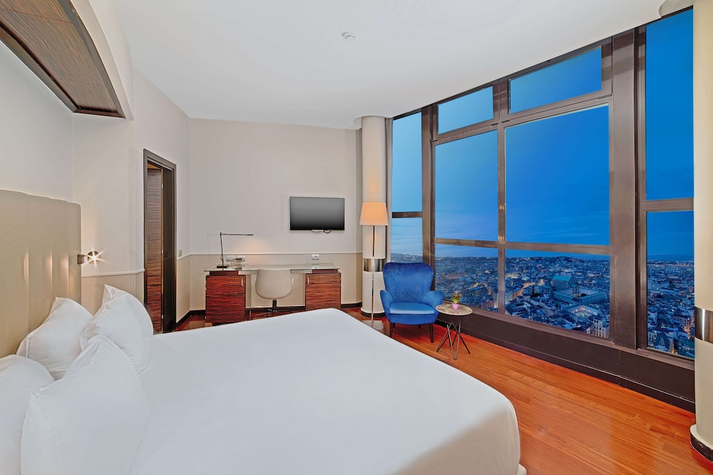 Habitación Premium, vistas al mar del hotel Nh Napoli Panorama. Foto 6