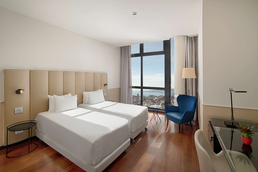 Habitación Premium, vistas al mar del hotel Nh Napoli Panorama. Foto 7