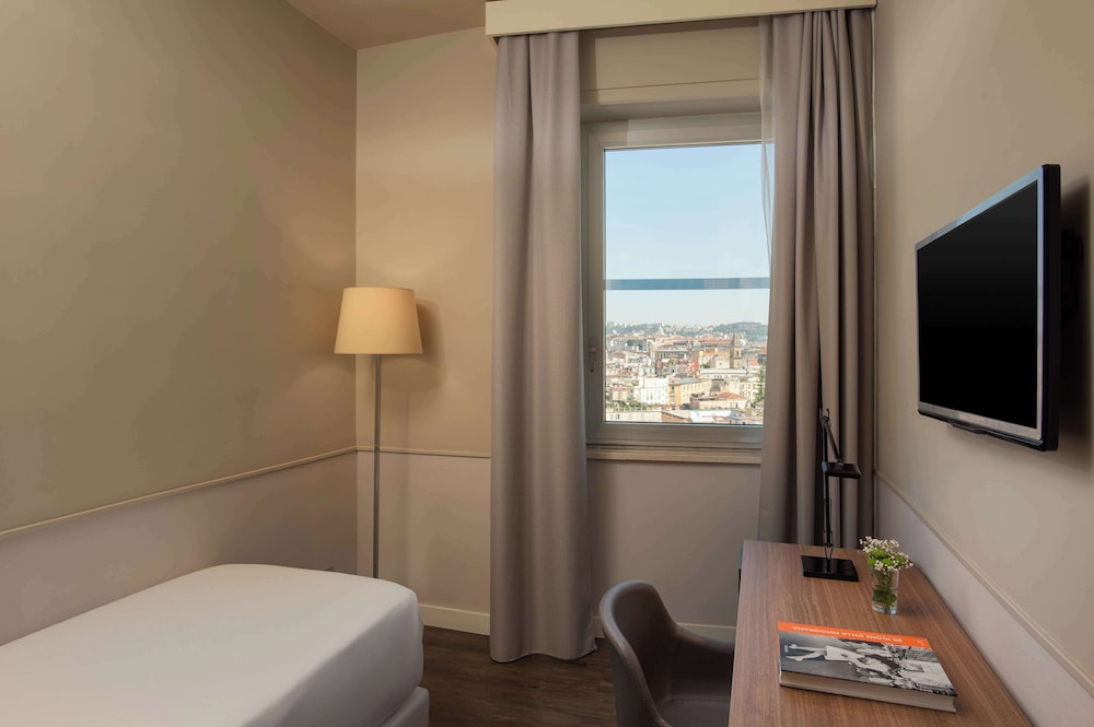 Habitación familiar (View) del hotel Nh Napoli Panorama. Foto 3
