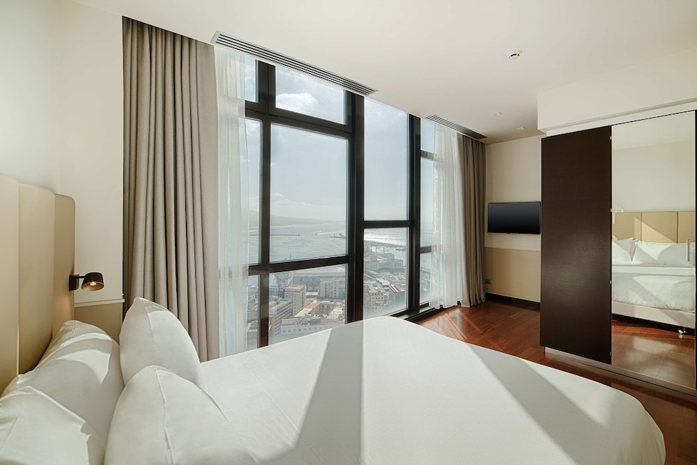 Habitación individual estándar, vistas a la ciudad del hotel Nh Napoli Panorama. Foto 2