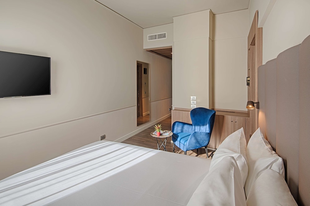 Habitación familiar (Adjoining Room, extra bed 3 adultos+2 niños) del hotel Nh Napoli Panorama. Foto 2