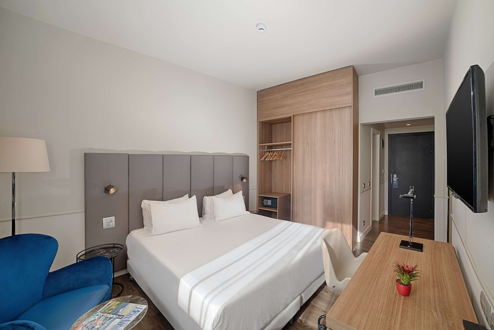 Habitación familiar (Adjoining Room, extra bed 3 adultos+2 niños) del hotel Nh Napoli Panorama. Foto 6