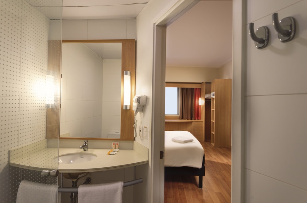 Habitación estándar con 1 cama doble y 1 sofá - cama individual para niños del hotel Ibis Copiapo. Foto 5