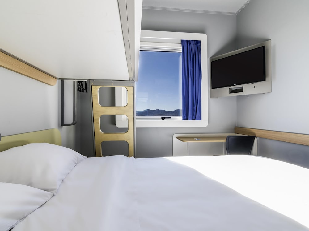 Habitación Standard equipada con una cama doble, un cuarto de baño functional del hotel Ibis Budget Calama