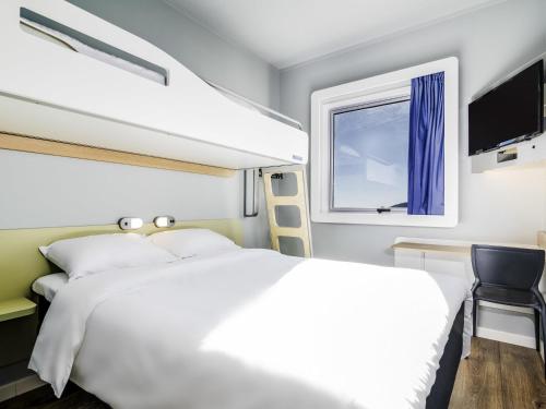Habitación Standard equipada con una cama doble y una cama individual en litera del hotel Ibis Budget Calama