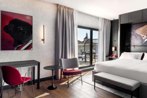 Habitación Superior con terraza del hotel Radisson Red Madrid. Foto 1