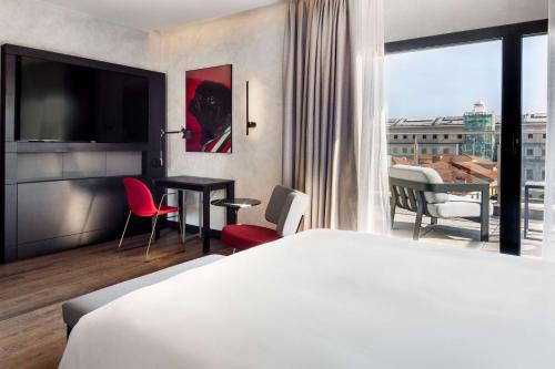 Habitación Superior con terraza del hotel Radisson Red Madrid. Foto 3