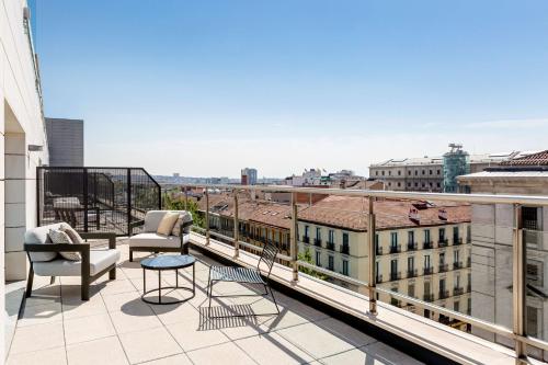 Habitación Superior con terraza del hotel Radisson Red Madrid. Foto 6