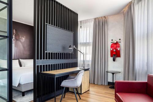 Suite del hotel Radisson Red Madrid. Foto 1