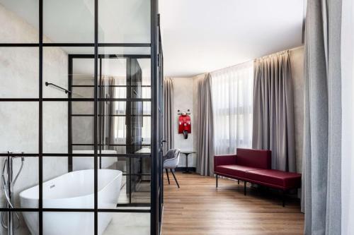 Suite del hotel Radisson Red Madrid. Foto 5
