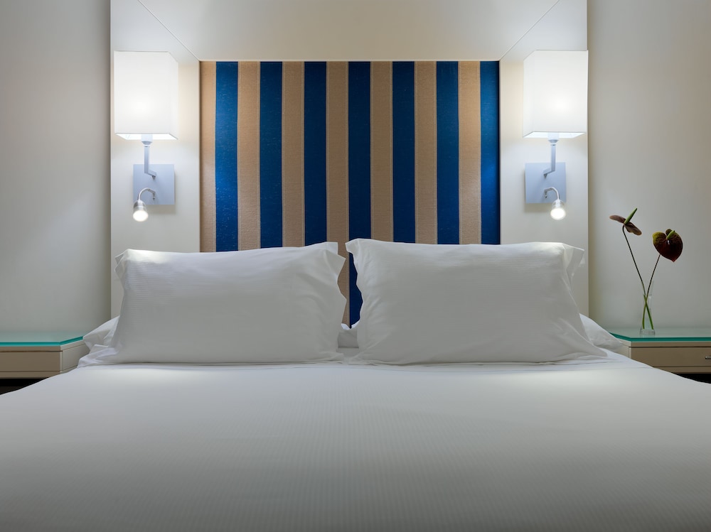 Habitación doble de uso individual, vistas parciales al mar del hotel H10 Tindaya