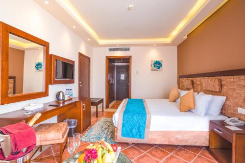 Suite Junior con vistas al mar del hotel Ivy Cyrene Sharm Resort. Foto 1