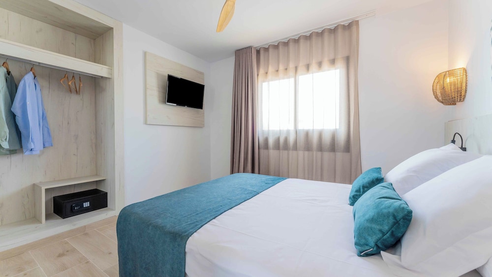 Habitación doble Balcón o Terraza 2 habitaciones Confort Sofá Cama incluido del hotel Bakour Lanzarote Splash. Foto 2