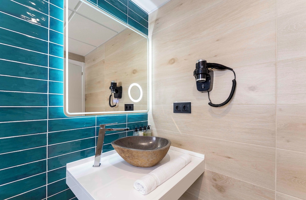 Habitación triple Confort del hotel Bakour Lanzarote Splash. Foto 6