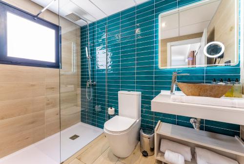 Habitación Familiar con baño del hotel Bakour Lanzarote Splash. Foto 9