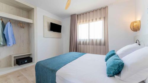 Habitación familiar Balcón o Terraza Confort Sofá Cama incluido 1 Cama Individual 1 Cama super king del hotel Bakour Lanzarote Splash. Foto 12