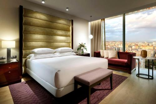 Habitación Deluxe con cama extragrande, vistas panorámicas y acceso al club/planta superior del hotel Hyatt Regency Barcelona Tower