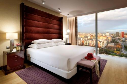 Habitación con cama extragrande y vistas a la ciudad del hotel Hyatt Regency Barcelona Tower. Foto 2