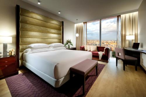 Habitación con cama extragrande. del hotel Hyatt Regency Barcelona Tower