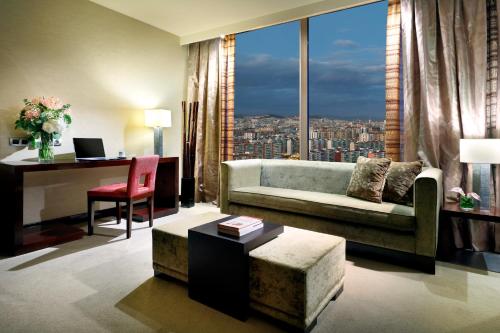 Suite Deluxe - 1 cama extragrande - Planta alta del hotel Hyatt Regency Barcelona Tower. Foto 2