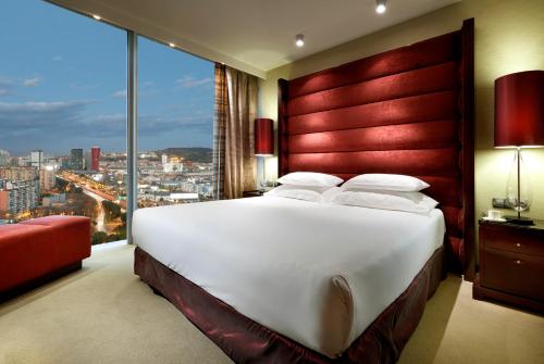 Suite Executive con cama extragrande y vistas a la ciudad del hotel Hyatt Regency Barcelona Tower. Foto 1