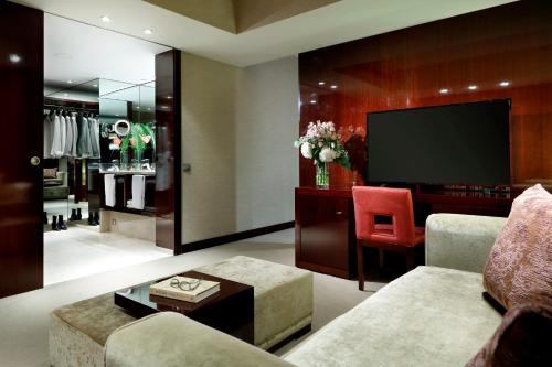 Suite Executive con cama extragrande y vistas a la ciudad del hotel Hyatt Regency Barcelona Tower. Foto 2
