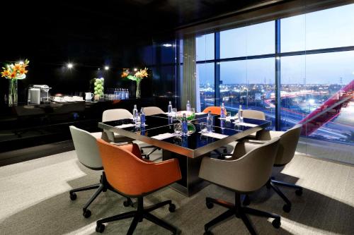 Habitación Deluxe con cama extragrande y vistas a la ciudad - Planta alta/acceso al club del hotel Hyatt Regency Barcelona Tower. Foto 2