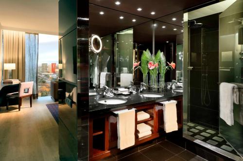 Habitación Doble Deluxe con vistas a la ciudad - 2 camas - Planta alta/acceso al club del hotel Hyatt Regency Barcelona Tower. Foto 1
