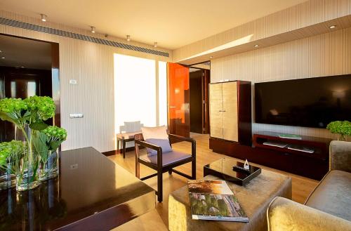 Suite Executive Deluxe con cama extragrande y vistas a la ciudad - Planta superior del hotel Hyatt Regency Barcelona Tower