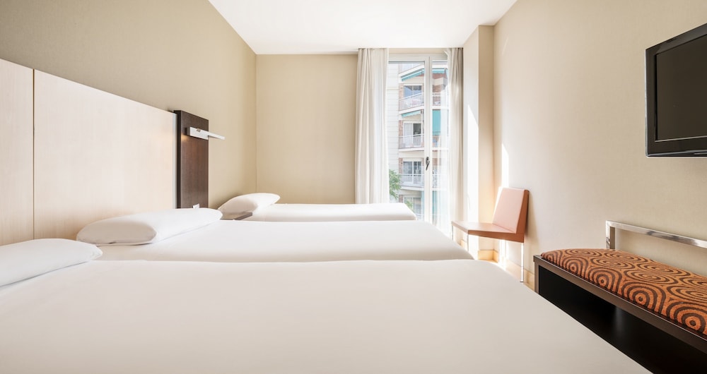 Habitación triple, del hotel Ilunion Auditori. Foto 4