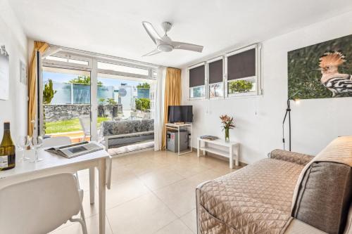 Apartamento de 1 dormitorio con vistas al jardín del hotel El Capricho. Foto 1