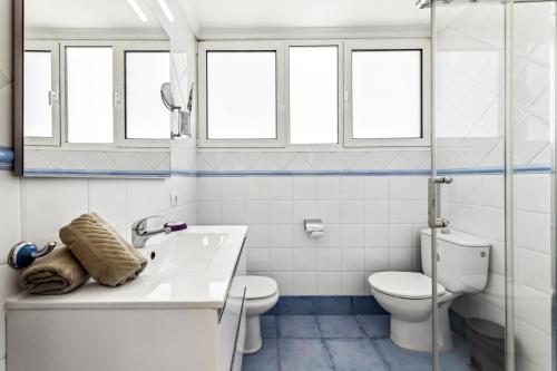 Apartamento de 1 dormitorio con balcón y vistas al mar del hotel El Capricho. Foto 2