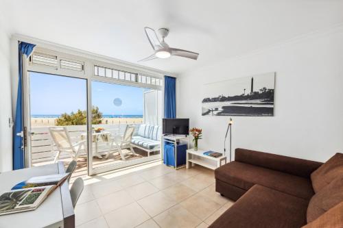 Apartamento de 1 dormitorio con balcón y vistas al mar del hotel El Capricho. Foto 5