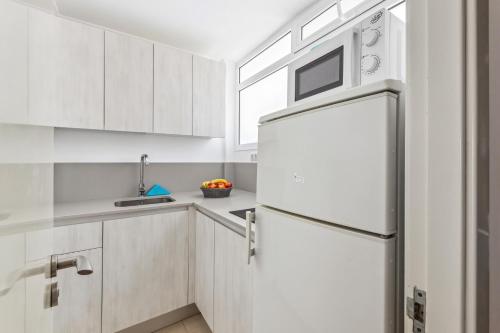 Apartamento de 1 dormitorio con balcón y vistas al mar del hotel El Capricho. Foto 8