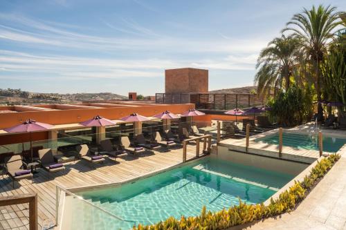 Habitación Doble Deluxe con balcón y vistas al campo de golf del hotel Salobre Hotel Resort and Serenity. Foto 2