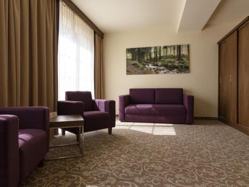Habitación Superior con 2 camas conectadas y sofá del hotel Mercure Krynica Zdrój Resort&spa. Foto 3