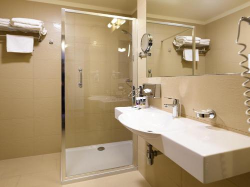 Habitación Superior con 2 camas conectadas con una cremallera del hotel Mercure Krynica Zdrój Resort&spa. Foto 3