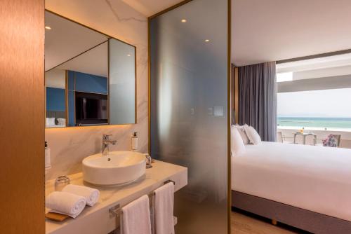Habitación Doble Deluxe con vistas al mar del hotel Barcelo Tanger. Foto 3
