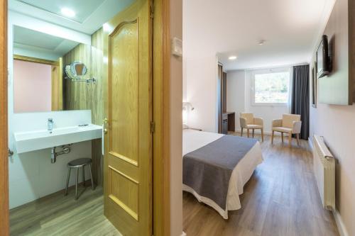 Habitación Doble con vistas al río - 1 o 2 camas del hotel Rosaleda Del Mijares. Foto 1