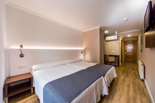 Habitación Cuádruple del hotel Rosaleda Del Mijares. Foto 3