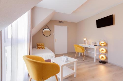 Habitación Triple del hotel La Maison Mulhouse Centre. Foto 1