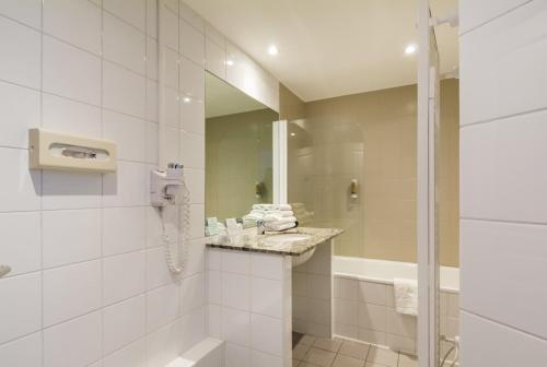 Habitación Triple del hotel La Maison Mulhouse Centre. Foto 3