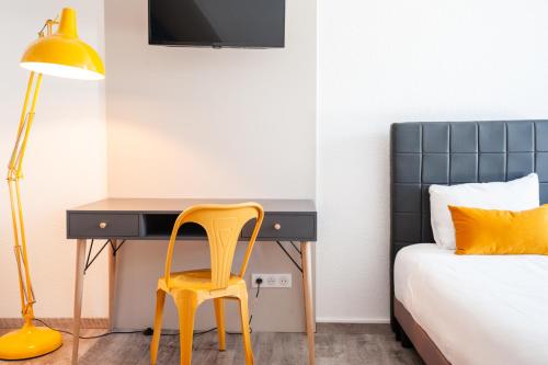 Habitación Cuádruple con 1 cama doble y 2 camas individuales del hotel La Maison Mulhouse Centre. Foto 3
