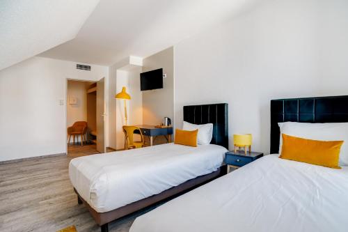 Habitación Cuádruple con 1 cama doble y 2 camas individuales del hotel La Maison Mulhouse Centre. Foto 4