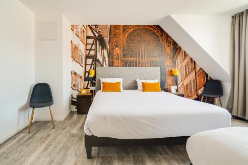 Habitación Cuádruple con 1 cama doble y 2 camas individuales del hotel La Maison Mulhouse Centre. Foto 8