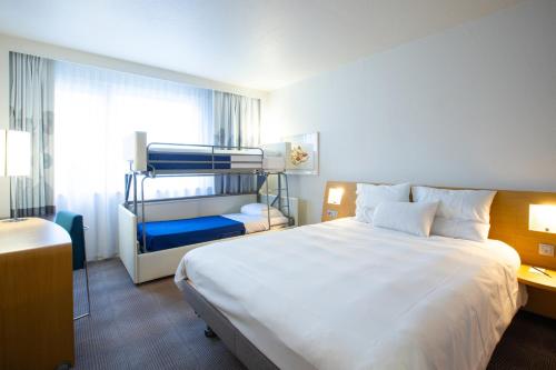 Habitación Estándar con 1 cama doble y 1 litera del hotel Novotel Mulhouse Bâle Fribourg. Foto 1