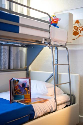Habitación Estándar con 1 cama doble y 1 litera del hotel Novotel Mulhouse Bâle Fribourg. Foto 2